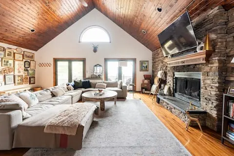 Photo 2 of 7 of Valley View Chalet: Ac, Hot Tub, Firepit, Games