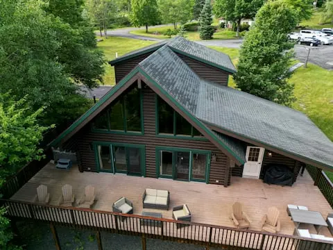 Photo 4 of 7 of 4 Bdrm Home W/hot Tub