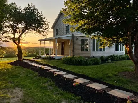 Photo 3 of 7 of Mountain-view, Farmhouse Escape