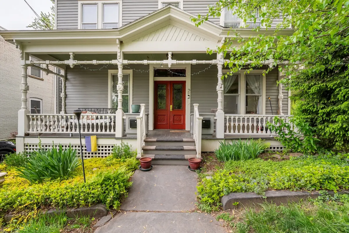 Photo 6 of 7 of Large 2-br Apartment in Historic Waterfront Home