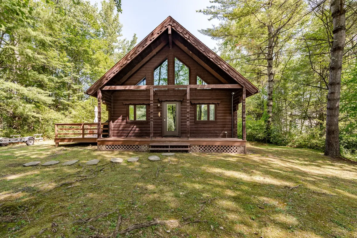 Photo 2 of 4 of Cool Cozy Cabin by the Lake