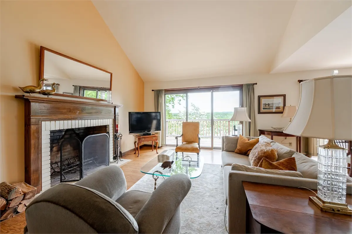 Photo 3 of 4 of Classic Riverfront House