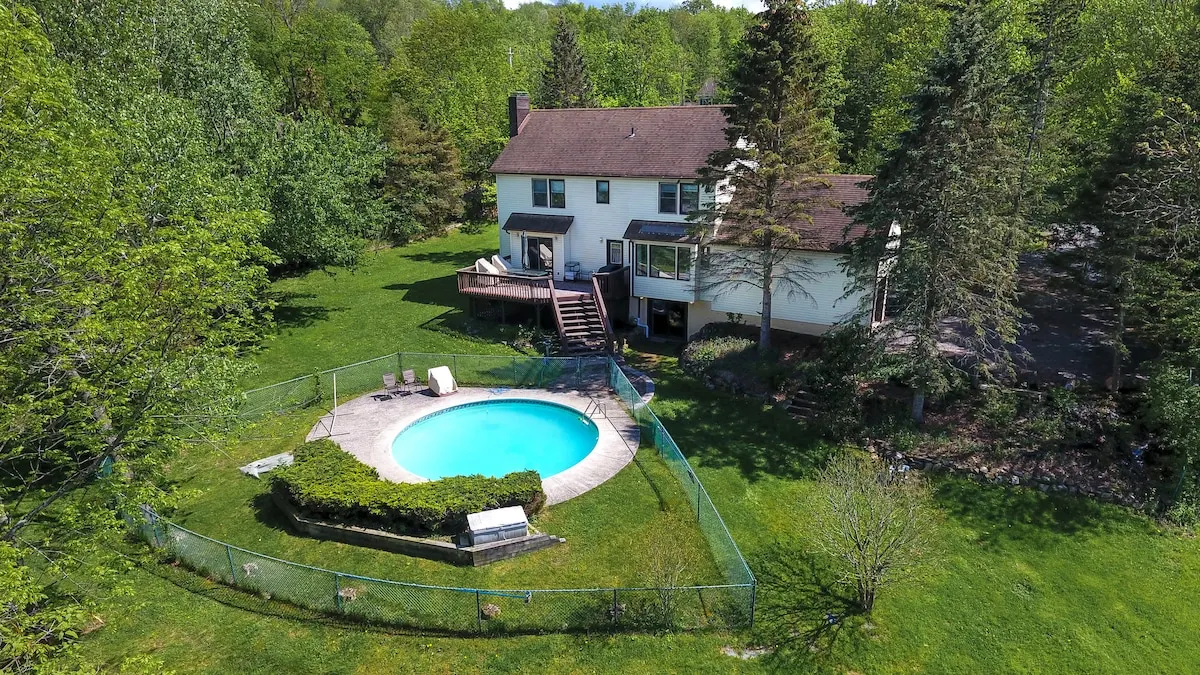 Photo 4 of 7 of Lakefront Home