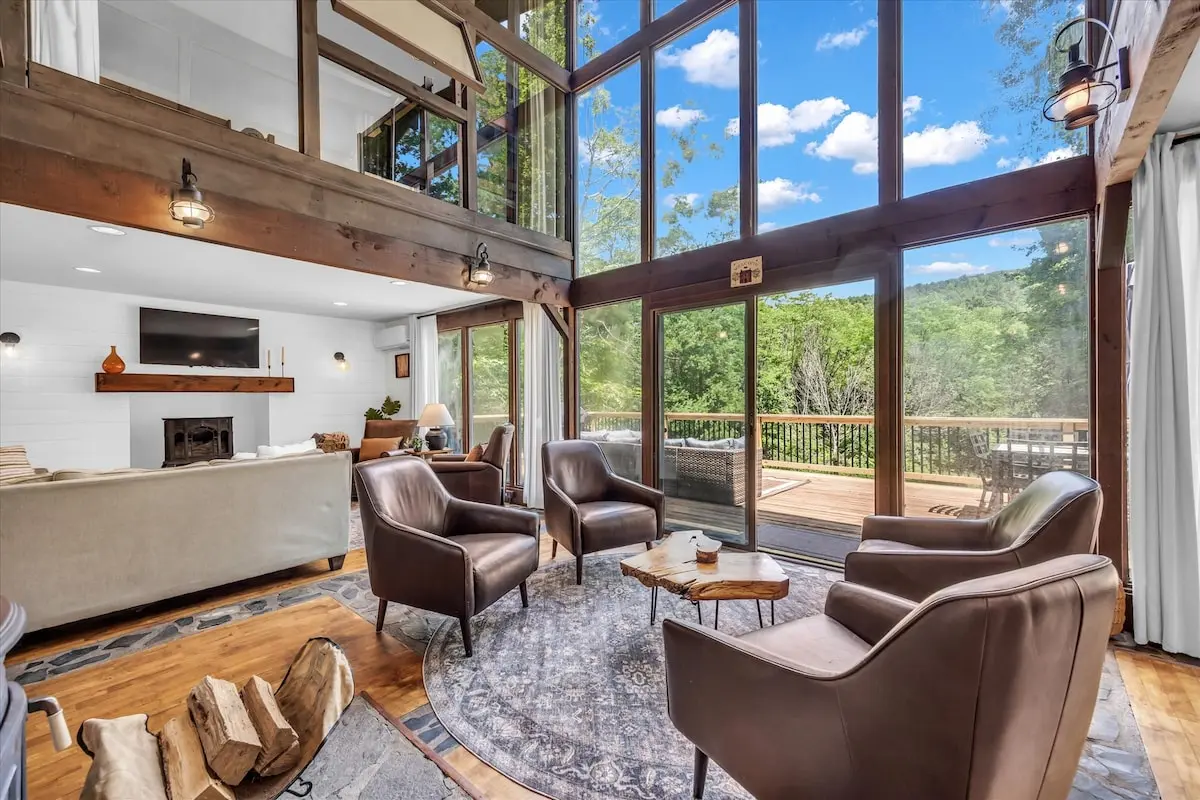 Photo 2 of 5 of Creekside Lodge