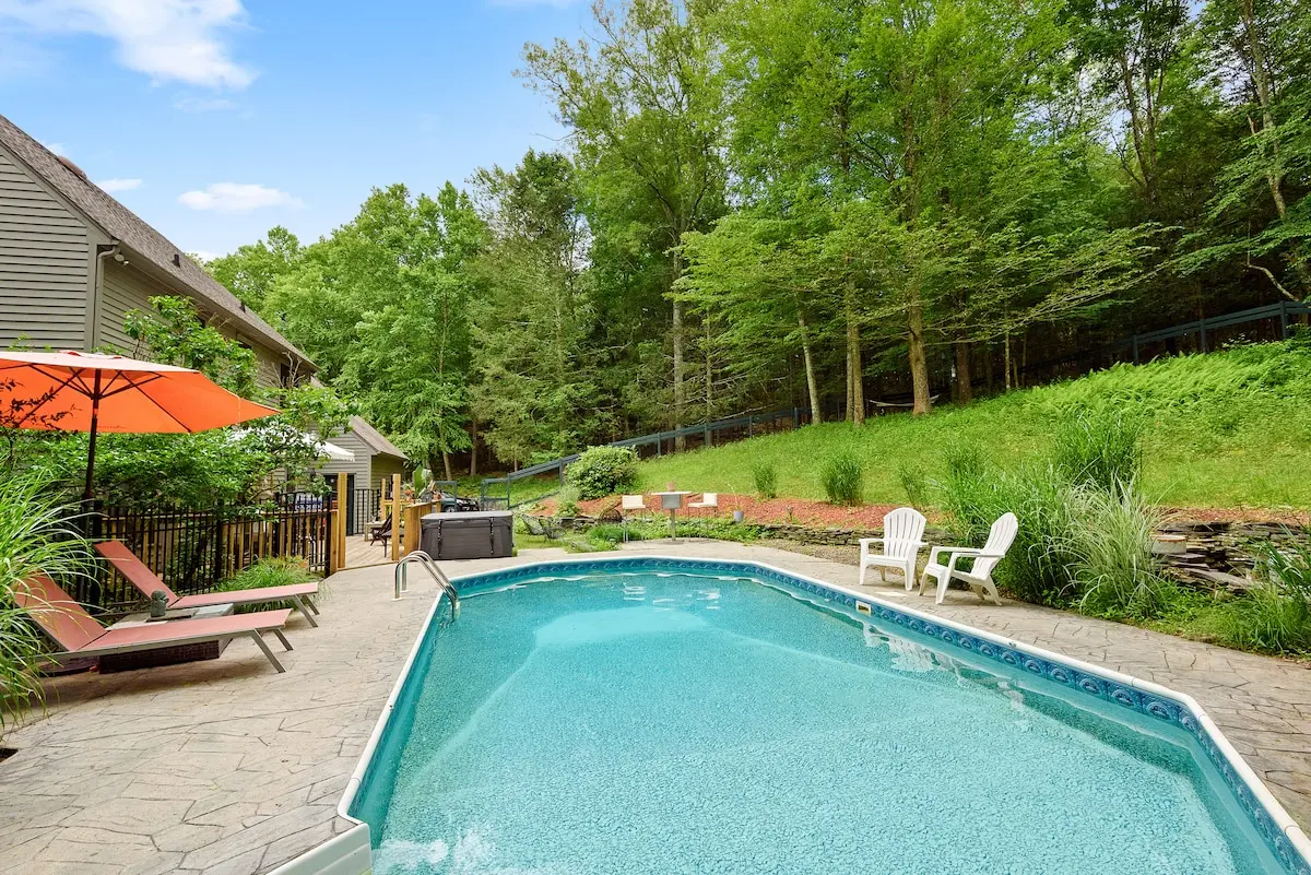 Photo 1 of 7 of Three Bedroom Cottage With Pool