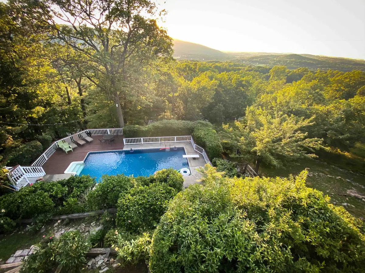Photo 4 of 7 of Six-Bedroom House with Pool