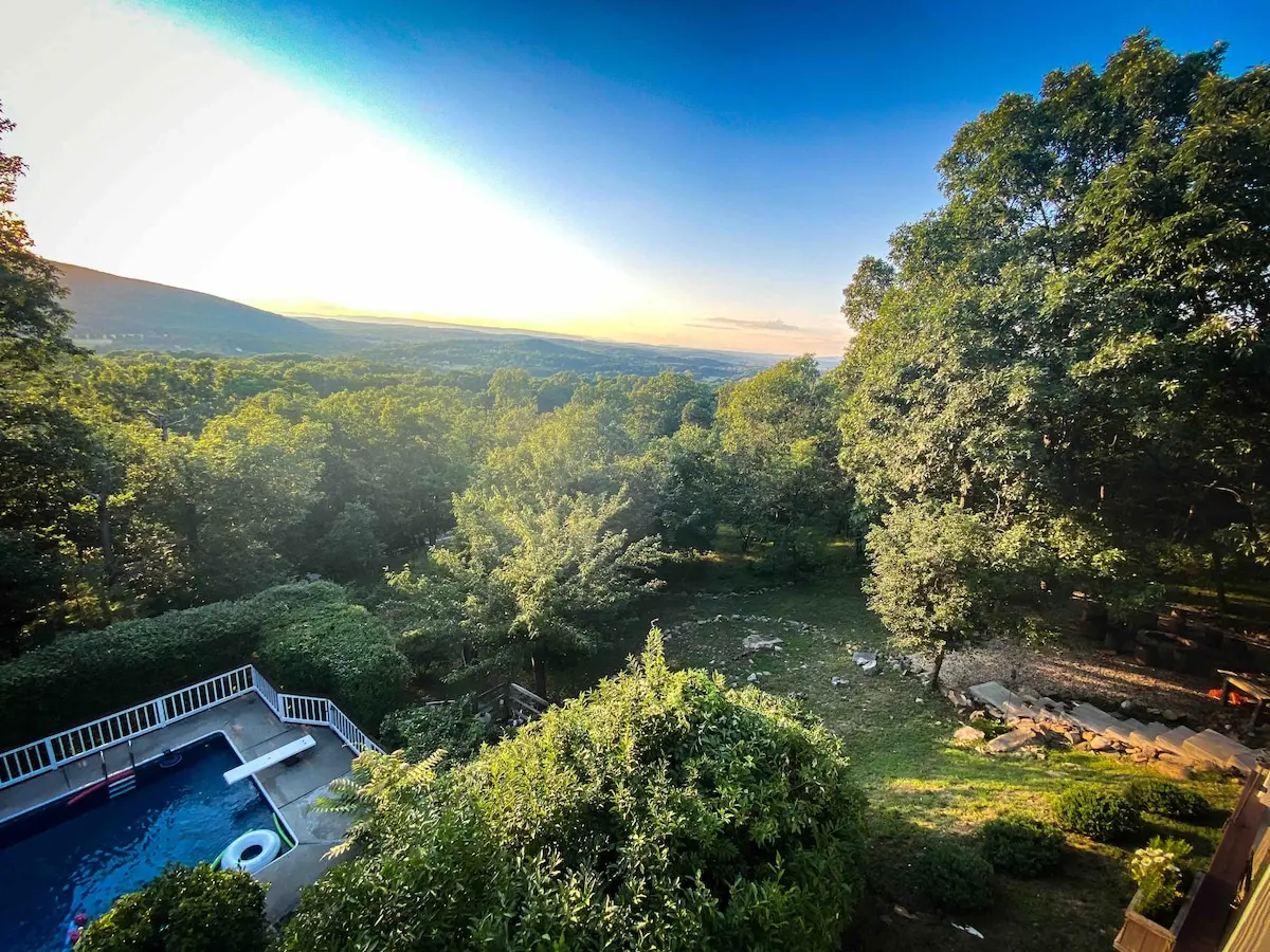 Photo 6 of 7 of Six-Bedroom House with Pool