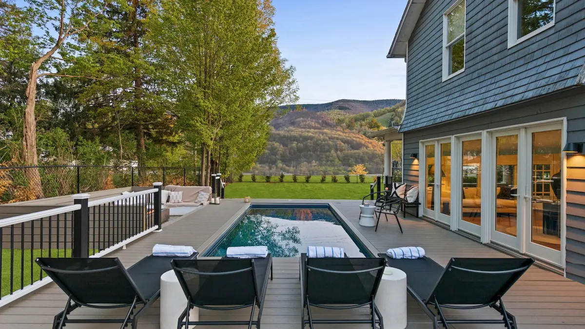Photo 1 of 5 of /6.5ba: Hunter, Hot Tub, Fire Pit
