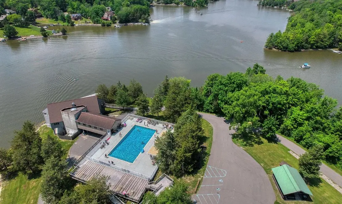 Photo 2 of 5 of All Season Vacation Lakehouse