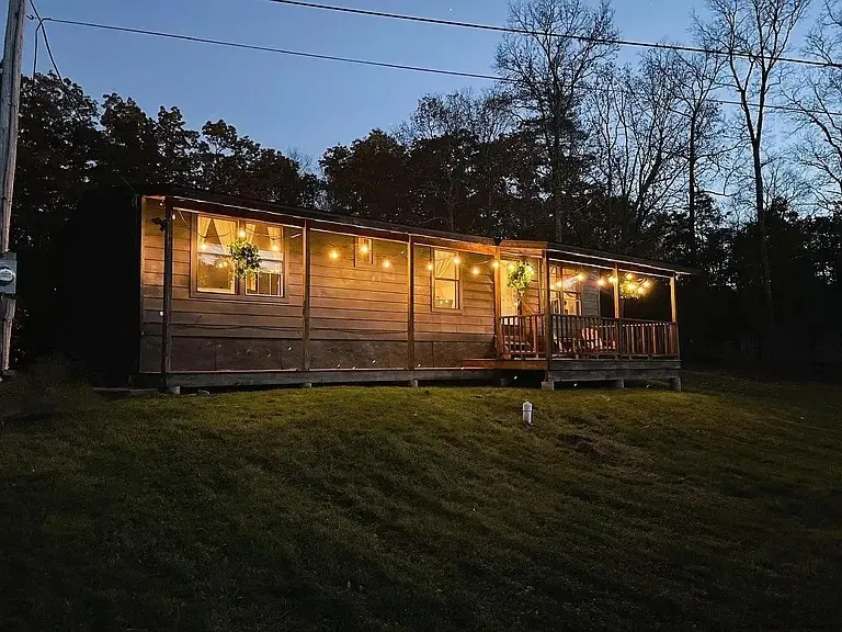 Photo 3 of 5 of Tully’s Cozy Fall Foliage Getaway Cabin